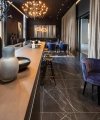 Стильно обставленная комната с современной мебелью и декорациями от Nolte Living.