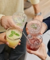 Четыре человека поднимают тосты с различными коктейлями, Nolte Küchen.